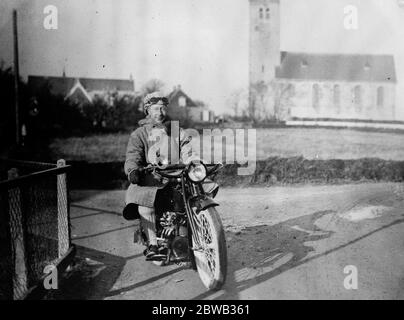 Die Abschiedsrufe des Ex-Kronprinzen das neueste Foto des Ex-Kronprinzen von Deutschland, aufgenommen auf der Insel Wieringen, In dem Moment, als er nach dem Abschied von einigen Freunden, die auf der Insel leben, wieder in seine Wohnung zurückkehrte 13. November 1923 Friedrich Wilhelm Victor August Ernst Stockfoto