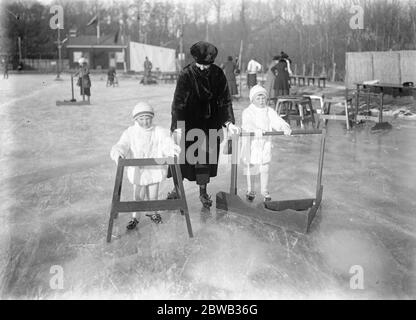 Neueste Fotos aus Ice Bound Holland Arten der genialen "Go Kart", die verwendet werden, um die niederländischen Kinder zu lehren, zu skaten. Sie verhindern nicht nur, dass die kleinen Novizen fallen, sondern retten den Lehrer auch am 4. Dezember 1921 vor dem Abriss Stockfoto