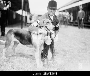 Peterborough Foxhound Show wurde in Peterborough am Mittwoch statt. Tom Newman der berühmte Jäger mit Samson ein Foxhound, der einen Sonderpreis 12 Juli 1922 sicherte Stockfoto