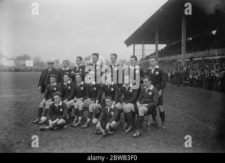 Five Nations - Swansea, 19. Januar 1924 Wales 9 - 17 England Wales Team no order Joe Rees (c) , W Melbourne Thomas , Arthur Cornish , Hunt Davies , Codger Johnson , Albert Owen , Edward Watkins , Tom Jones , Charlie Pugh , Glyn Morris , Ivor Thomas , Andy Evans , Steve Morris , William Ould und Ivor Jones 19. Januar 1924 Stockfoto