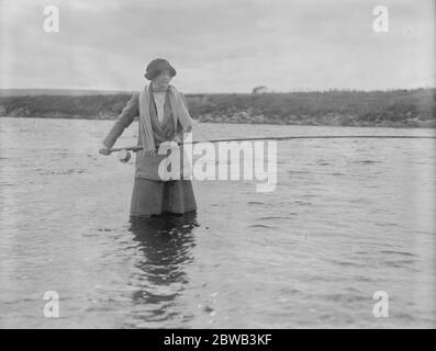 Herzog von Richmond Lachsfischen in Schottland Lady Bernard Gordon Lennox , Tochter des Herzogs von Richmond 26 August 1922 Stockfoto