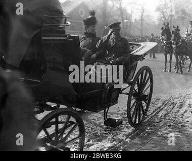 Der König mit Königin Mary, grüßt aus ihrer Kutsche nach der Inspektion der Haushalt Bataillon im Hyde Park, London. November 1916 Stockfoto