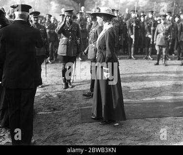 Der König inspiziert das Bataillon des Haushaltes mit Prinzessin Mary im Hyde Park. November 1916 Stockfoto