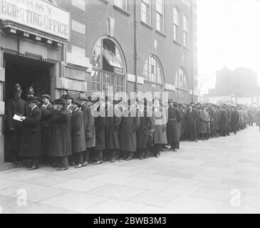 Rekrutierung im Großen Krieg im Rathaus von Lambeth für das Queen's (Royal West Surrey Regiment) 1916 Stockfoto