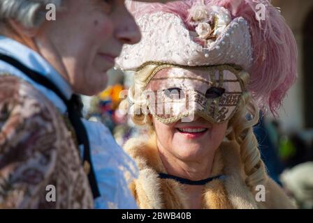 Porträt eines Mannes und einer Frau in einem Karnevalskostüm mit Masken während des Karnevals in Venedig in Italien. Stockfoto