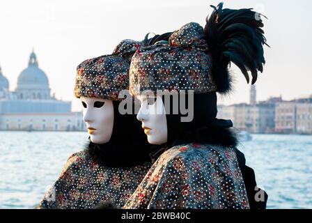 Zwei Personen in voller Karnevalskostüm mit Masken während des Karnevals in Venedig in Italien gekleidet. Stockfoto