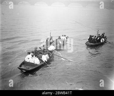 Die Grenzen auf dem Wasser schlagen die alte Zeremonie der "Schlagen der Grenzen" der Gemeinde St. Clement Danes, Strand London, wurde von den Chorknaben durchgeführt. Die Jungen wurden auf halbem Weg über die Themse gerudert und schlugen das Wasser, als sie am 10. Mai 1923 gingen Stockfoto