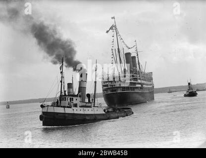 Das Prince of Wales Haus wieder. HRH kommt in Southampton an. Die Kaiserin von Frankreich mit dem Prinzen von Wales an Bord, der in den Hafen von Southampton kommt. 20. Oktober 1923 Stockfoto