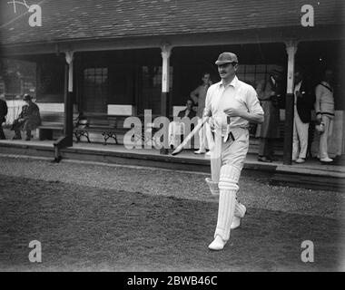 Peers und MP 's bei Cricket . House of Lords und House of Commons gegen Westminster School auf dem Boden der letzteren . Herr G H M Cartwright des Lordkanzler 's Office gehen zu Fledermaus . 15 Juni 1922 Stockfoto