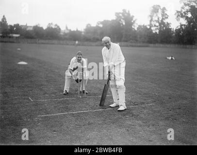 Viele bekannte Prominente auf Cricket viele namhafte Spieler nahmen an einem Cricket-Spiel bei der Rev L D Ford gespielt , Schulleiter von Harrow, die eine gute Punktzahl einschließlich eines Klopfens auf sechs Batting gemacht 8 Juli 1922 Stockfoto