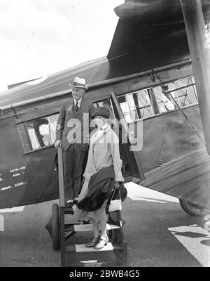 Luftbildraum für den Luftminister. Sir Samuel Hoare und Lady Maud Hoare verließen das Croydon Aerodrome, um zur Internationalen Luftfahrtausstellung in Göteborg, Schweden, zu fliegen. Ein Napier DH4 Express wurde zu einem Luftbildraum für den Anlass umgewandelt. Sir Samuel und Lady Hoare gehen an Bord der Antenne Pullman . August 1923 Stockfoto