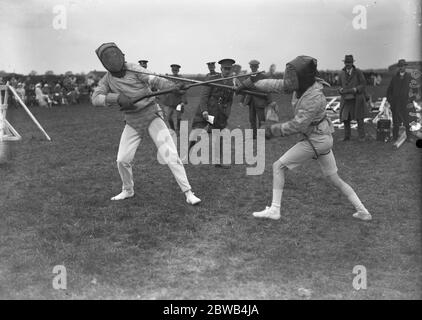 Oxford gegen Cambridge bei der Offiziers Training Corps Turnier in Cambridge. Oberstleutnant C H Wilkins (links) eine clevere Parry in seinem Bajonett-Kampf mit 2. Leutnant A T McCullagh (Cambridge). 12 Juni 1923 Stockfoto