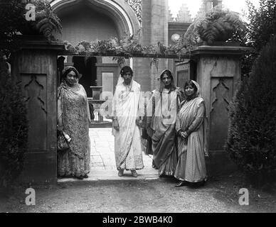 Indische Frauen am Eingang der Moschee während des muslimischen Festivals von Eid in Woking in Surrey. 21. Juli 1917 die Shah Jahan Moschee war die erste zweckmäßig gebaute Moschee in Europa außerhalb des muslimischen Spanien Stockfoto