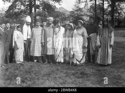Gläubige während der Eid Festival in der Moschee in Woking, Surrey. 29. September 1917 die Shah Jahan Moschee war die erste zweckmäßig gebaute Moschee in Europa außerhalb des muslimischen Spanien Stockfoto