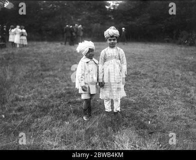 Zwei kleine indische Jungen, strahlend in ihren Turbanen, auf dem muslimischen Festival von Eid in der Woking Moschee in Surrey. 21. Juli 1917 die Shah Jahan Moschee war die erste zweckmäßig gebaute Moschee in Europa außerhalb des muslimischen Spanien Stockfoto