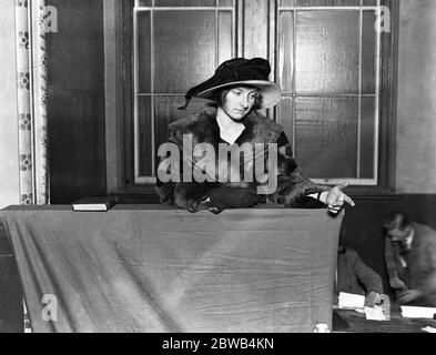 Cambridge undergraduates ' Mock Trial ' in Alexandria Hall - ' Rex gegen Harold Wendover ' Muriel Hessington ( Miss Audrey Wright ) ein wichtiger Zeuge für die Staatsanwaltschaft 28. November 1922 Stockfoto