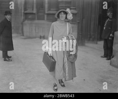 Der Appell zur Geburtenkontrolle im Oberhaus Dr. Marie Stopes Ankunft im Oberhaus zur Anhörung ihres endgültigen Berufungsbeschwerde 23. Oktober 1924 Stockfoto