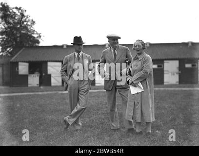 Bei der Newmarket-Verkäufe , Colonel George Boyd - Rochfort VC mit Herrn und Frau Cayzer . 29. September 1937 Stockfoto