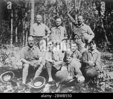 General Bruce auf Rekord Tiger Shooting Expedition. Von links nach rechts, Oberstleutnant W F O ' Connor, Herr W J Morden (Chicago), Und General Bruce , Oberst D. L. Hunter , Frau Hunter , Kapitän C W L Harvey , Frau Hunter und ein weiteres Mitglied der Partei 22 Juli 1924 Stockfoto