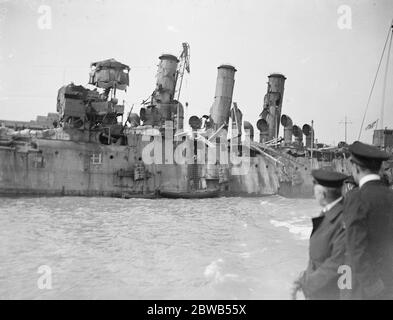 Der große Naval-Überfall auf Zeebrugge HMS rachsüchtig ein britischer geschützter Kreuzer . Am 23. April 1918 war sie in heftiger Aktion in Zeebrugge, als sie neben der Mole ging, und ihre Oberwerke wurden schwer beschädigt gesehen hier bei ihrer Rückkehr 1918 Stockfoto