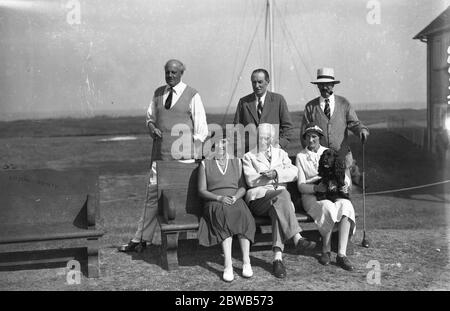 Die Annaly Challenge Cup Turnier im Prince ' s Golf Club , Sandwich , Kent . Hintere Reihe, von links nach rechts; Sir Eric Hambro, Kapitän H C Baird (Sekretär), Herr Daniel. Sitzend, von links nach rechts; Lady Hambro, Sir Harry Mallaby - Deeley, Miss B Daniel und "clinders" den Hund. 16. September 1933 Stockfoto