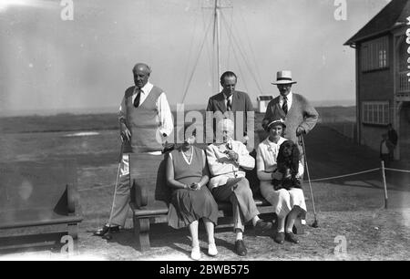 Die Annaly Challenge Cup Turnier im Prince ' s Golf Club , Sandwich , Kent . Hintere Reihe, von links nach rechts; Sir Eric Hambro, Kapitän H C Baird (Sekretär), Herr Daniel. Sitzend, von links nach rechts; Lady Hambro, Sir Harry Mallaby - Deeley, Miss B Daniel und "clinders" den Hund. 16. September 1933 Stockfoto