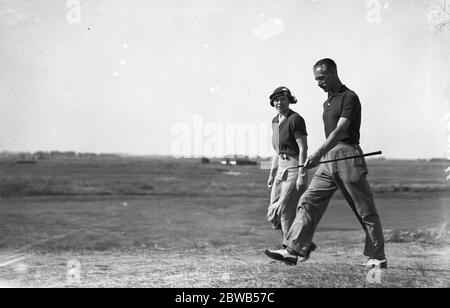 Die Annaly Challenge Cup Turnier im Prince ' s Golf Club , Sandwich , Kent . Kapitän und Lady Doris Gunston auf dem Kurs . 1933 Stockfoto