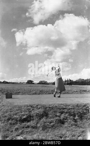 Ladies Autumn Foursomes Golf in Ranelagh - Miss E Corlett fährt ab. Stockfoto