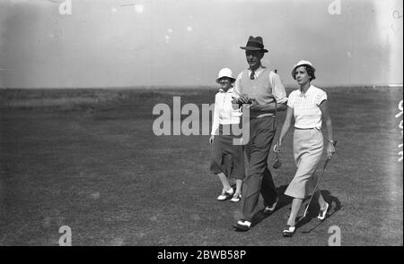 Die Annaly Challenge Cup Turnier im Prince ' s Golf Club , Sandwich , Kent . Bild von links nach rechts; Frau J E Monins , Kapitän Monins und Frau H R Shurey 1933 Stockfoto