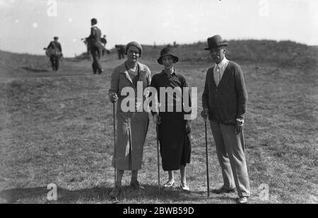 Ehemänner und Ehefrauen in Golf-Partnerschaft in der Annaly Challenge Cup Turnier im Prince ' s Golf Club , Sandwich , Kent . Abgebildet sind; Frau Mark Johnstone, Frau F Bennett und der ehrenvolle G Johnstone. 16. September 1933 Stockfoto