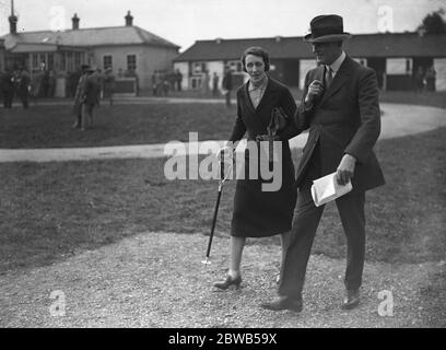 Bei den Newmarket-Verkäufen , Major Bretherton und Miss Tweedy 29 September 1937 Stockfoto