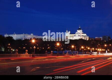 Die Almudena Kathedrale, Nachtansicht. Madrid, Spanien. Stockfoto