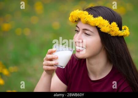 Junge Frau, die Milch im Freien trinkt Stockfoto