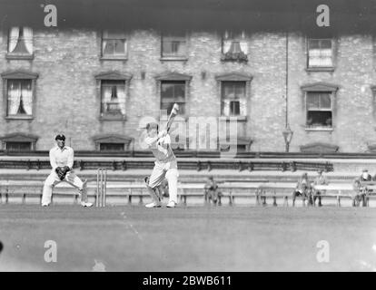 Warwickshire gegen Surrey auf dem Oval Cricket Ground. G W Stephens (Warwickshire), die eine feine Grenze getroffen. Bis 30. August 1923 Stockfoto