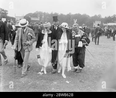 Oaks Day auf der Rennbahn Epsom. Smiler der Clown wieder in Beweis. Juni 1922 Stockfoto