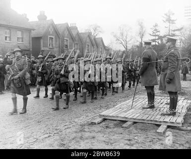 Der Herzog von Connaught beobachtet den vormarsch des 134. Kanadischen Schottischen Regiments. Stockfoto