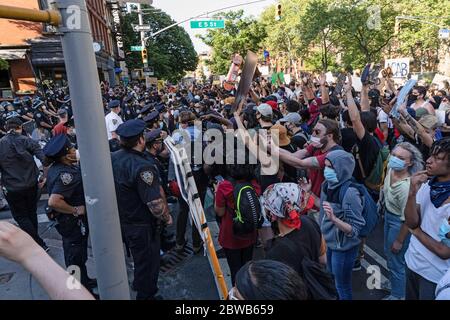 New York, Usa. Mai 2020. Demonstranten verhöhnen Polizeibeamte am vierten Tag in Folge der Morde an George Floyd. Mehrere Demonstranten in New York, märz am vierten Tag in Folge aus Protest gegen die Tötung von George Floyd durch einen Minneapolis Polizeibeamten während COVID-19 Pandemie. Quelle: SOPA Images Limited/Alamy Live News Stockfoto