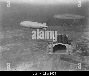 Der Zeppelin 's Ankunft in Lakehurst . Ein beeindruckender Blick auf die ZR3 Ankunft am Hangar in Lakehurst, New Jersey, USA. 25. Oktober 1924 Stockfoto