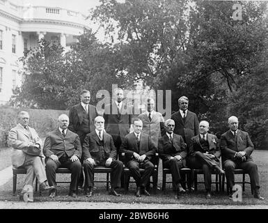 Erstes Bild von Präsident Coolidge und seinem Kabinett. Von links nach rechts; Postmaster General, New Secretary of war Weeks, Secretary Hughes, Präsident Coolidge, Secretary of the Treasury, Mellon, Generalstaatsanwalt, Dougherty und Secretary of the Navy, Denby. Hintere Reihe, von links nach rechts; Handelsminister, Hoover, Minister für Innenarbeit, Minister für Landwirtschaft, Wallace und Minister für Arbeit, Davis, außerhalb des Weißen Hauses. 24. September 1923 Stockfoto