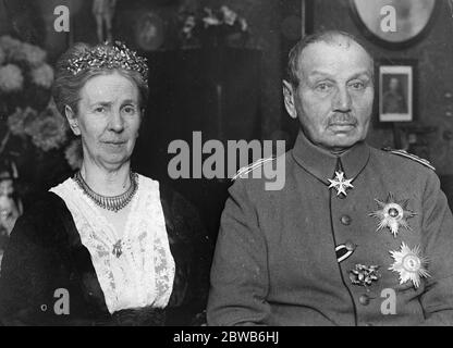 Die goldene Hochzeit von General Alexander von Kluck. Der Führer der Ersten Bundeswehr im Ersten Weltkrieg feierte seine goldene Hochzeit in Berlin und erhielt viele Glückwünsche und Blumenanbete. 31. Oktober 1924 Stockfoto