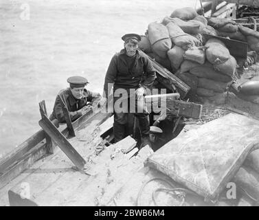 Die große Seeschlacht auf Zeebrugge . Schiffsbeter an Bord der HMS rachsüchtig ein britischer geschützter Kreuzer. Am 23. April 1918 war sie in heftiger Aktion in Zeebrugge, als sie neben der Mole ging und ihre Oberwerke wurden schwer beschädigt. Britische Matrosen stehen in einem Muschelloch aus einem German Gun. 1918 Stockfoto