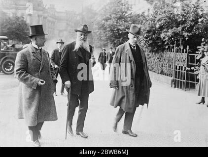 Szenen zur Eröffnung des Deutschen Reichstages . Turbulente Szenen wurden von den Kommunisten und den nationalen Extremisten bei der Eröffnung des Reichstages Admiral von Tirpitz ( Mitte ) verlassen erstellt. 29 Mai 1924 Stockfoto