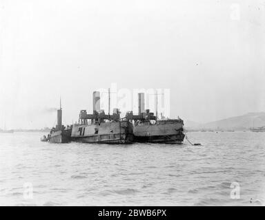 Die große Seeschlacht auf Zeebrugge . HMS Iris II war eine River Mersey Fähre, die von der Royal Navy kommandiert wurde, um an der Zeebrugge RAID von St. George ' s Day, 24. April 1918 zu nehmen. Iris II zusammen mit einer weiteren Mersey Fähre, SS Royal Daffodil, wurde über den Ärmelkanal nach Zeebrugge von HMS radictive geschleppt. Beide hier bei ihrer Rückkehr 1918 gesehen Stockfoto