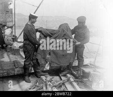 Der große Naval-Angriff auf Zeebrugge Crewman an Bord der HMS rachsüchtig ein britischer geschützter Kreuzer . Am 23. April 1918 war sie in heftiger Aktion in Zeebrugge, als sie neben der Mole ging und ihre Oberwerke wurden schwer beschädigt. Britische Matrosen stehen mit einem Mantel aus einer Royal Marine mit Schrapnell Löcher gespickt. 1918 Stockfoto