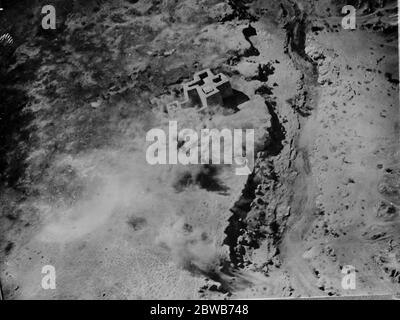 Die britischen Militäroperationen in Somaliland . Interessante neue Fotos . Die RAF bombardiert JID Ali Fort auf 700 Fuß. April 1920 Stockfoto