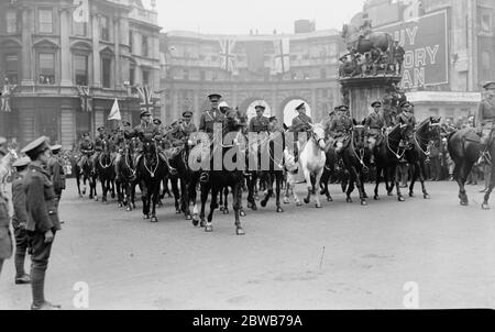 County of London Truppen Sieg marschieren durch London . Middlesex Hussars durch den Admiralty Arch. Juli 1919 Stockfoto
