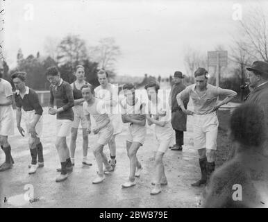 Windsor ' s berühmten Zwillinge konkurrieren in einem Marathon-Rennen. Die früheren Zwillinge von Windsor, Edward Charles und Albert Arthur, konkurrierten in der Schule gegen Old Boys Marathon. Die Konkurrenz war am Start. Ein Prior ist auf der rechten Seite, und sein Bruder dritten von rechts. 12. April 1924 Stockfoto