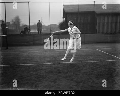 Magdalen Park Rasen Tennis Turnier. Frau Lycett (früher Miss Joan Austin) im Spiel. April 1925 Stockfoto