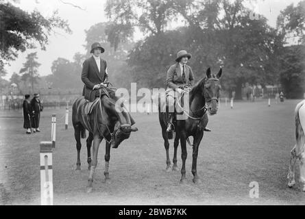 Damen berittene Sport bei Ranelagh . Lady Dorothy Moore (links) und Lady Victoria Fielding, zwei der Konkurrenten. 27 Juni 1925 Stockfoto