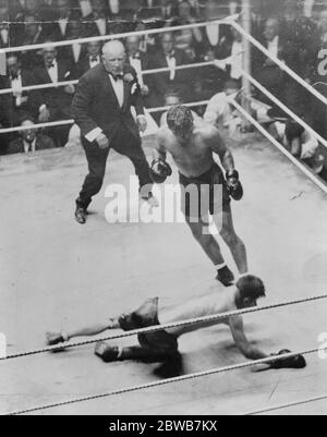 Harry Greb verliert den Titel der Welt an einen Kirchendiakon. Tiger Flowers gewann die Weltmeisterschaft im Halbgewichtboxen und besiegte Harry Greb, den Inhaber, mit Punkten in einem 15-Runden-Kampf in New York. Tiger Blumen . 27. Februar 1926 Stockfoto